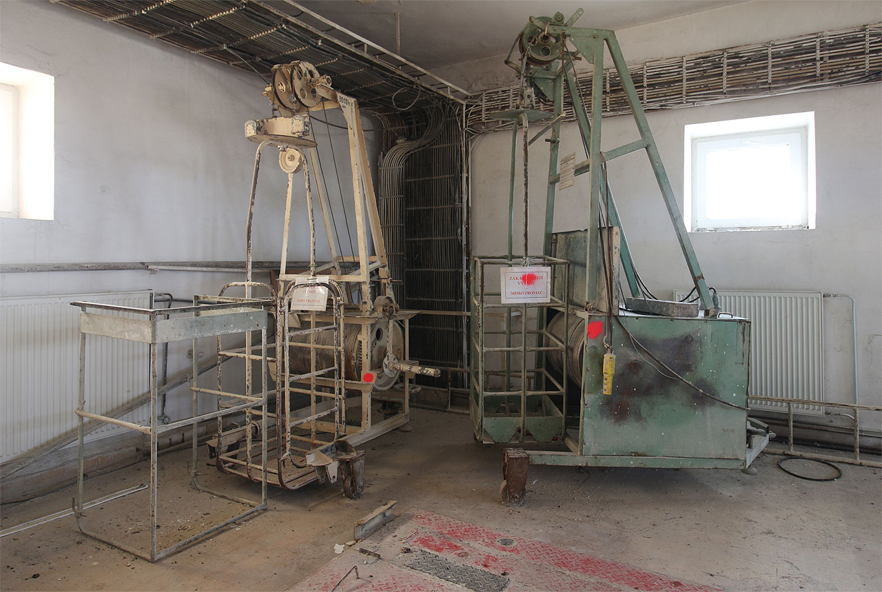 V případě nutnosti se do nádraží zaměstnanci spouštěli v klecích zavěšených na těchto ručně ovládaných jeřábech. Že by tohle byla ta zastaralá technologie, o které mluvili majitelé, když pekárnu zavírali?