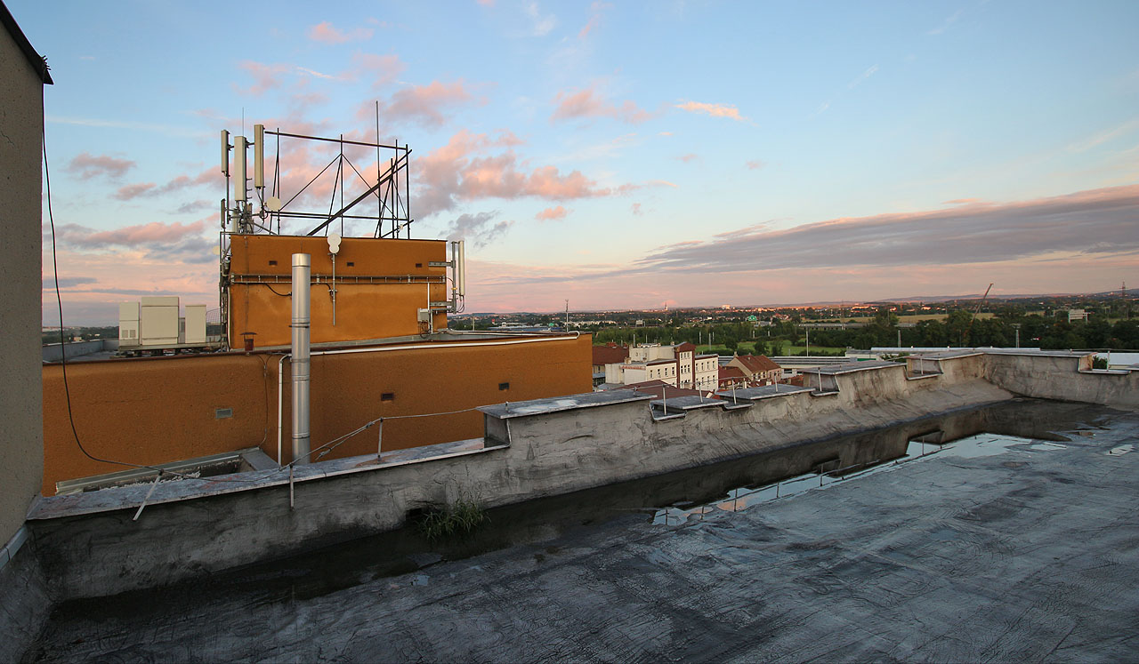 Pokud by si někdo myslel, že v roce 1989 už nebylo cimbuří v módě, tato fotka ze střechy sila ho jistě vyvede z omylu.