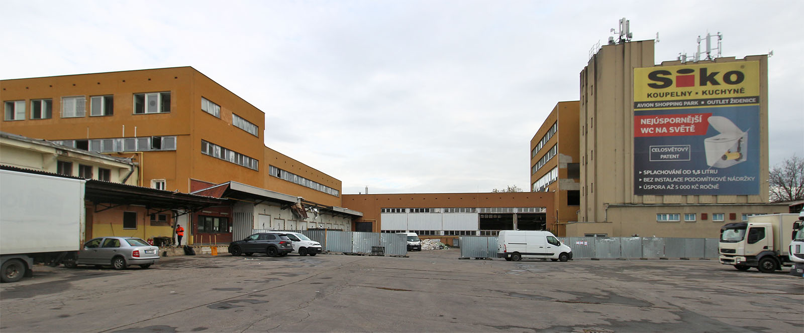 Pohled na hlavní a novější část pekáren z roku 1989. Šlo o jeden z nejmodernějších průmyslových objektů postavených v Brně v období socializmu.