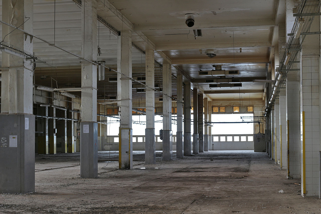 Samotná výroba pečiva probíhala v jednopodlažních, přízemních, ale za to značně vysokých halách v severní a východní části areálu.