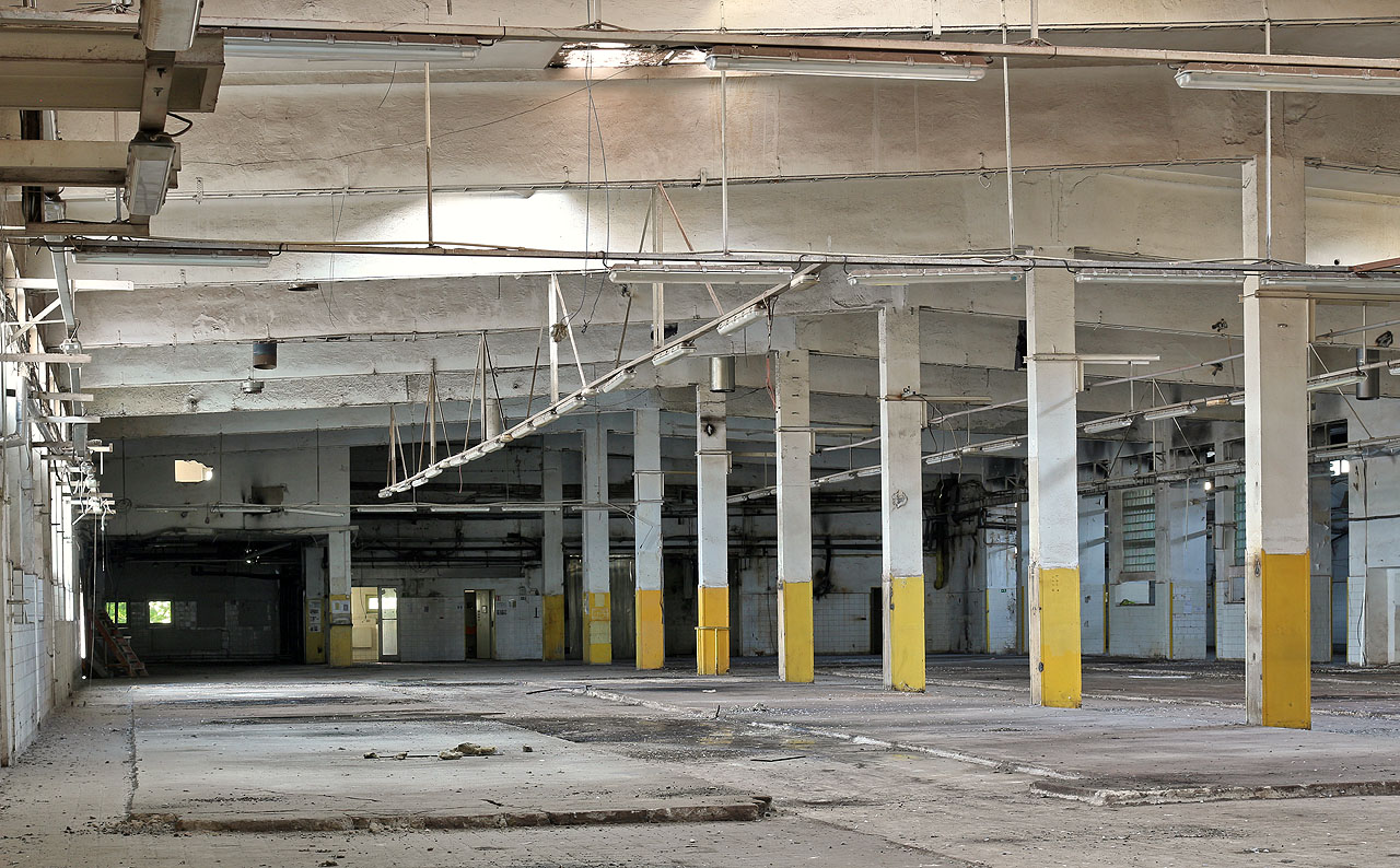 Tady vznikalo ještě před několika léty pečivo, které krmilo podstatnou část Brna. Dnes si tu píská na otvory ve střeše pouze vítr.