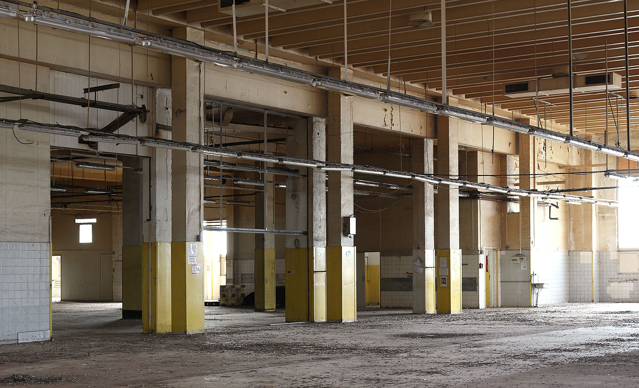 Kromě slunečního světla se opuštěnými halami rozlévá též smutek z prázdnoty.