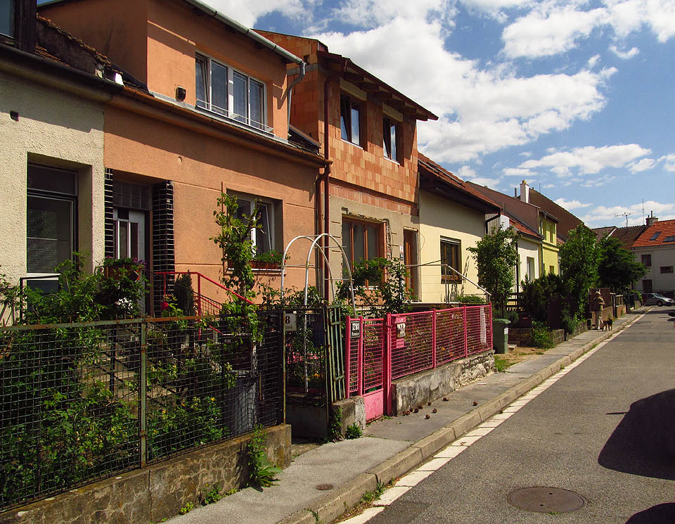 Název nedaleké ulice Nouzová napovídá, že původní kolonie se neomezovala jenom prostorem pískovcového lomu.