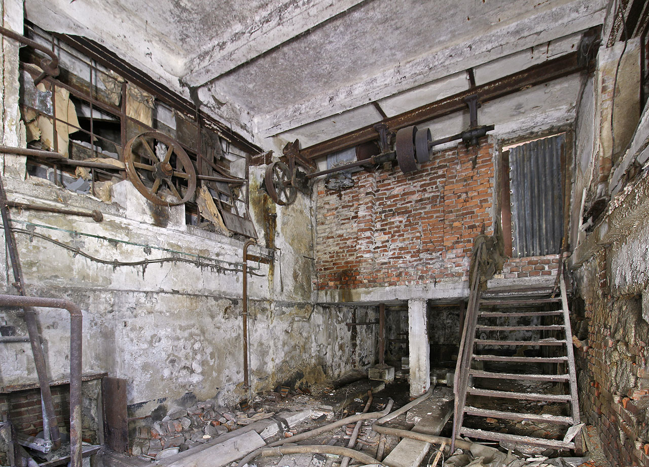 V nejstarších budovách areálu, pod komínem parního stroje, se dosud nacházejí zbytky transmisí pro mechanický přenos výkonu. V tomto případě se nám zdá, že šlo spíš o dieselový motor nebo elektromotor, ale oba systémy byly původně určitě propojeny.