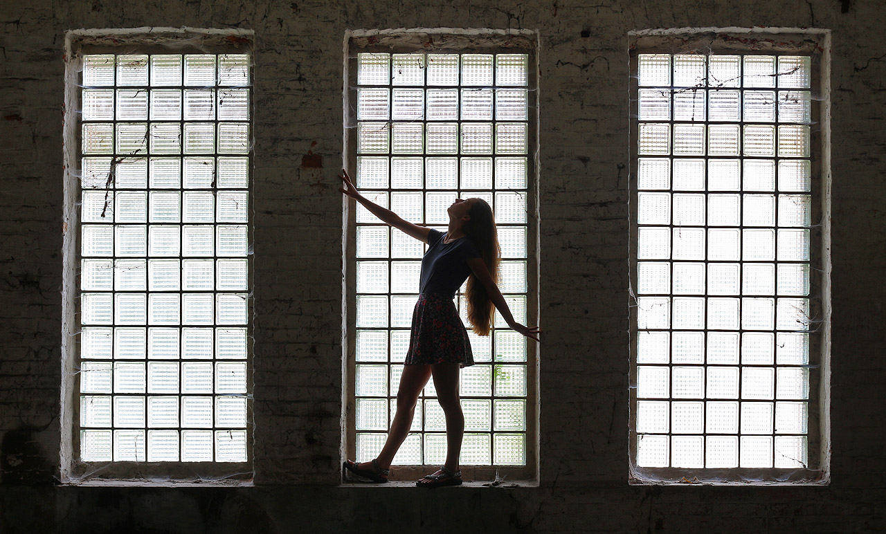 Zmírající jablonecký pivovar jako by vybízel ke zpomalení a zamyšlení nad osudem významných bohatých mužů, nad politikou a pohyby znesvářených národů, svorných snad jen v lásce ke zlatavému moku.