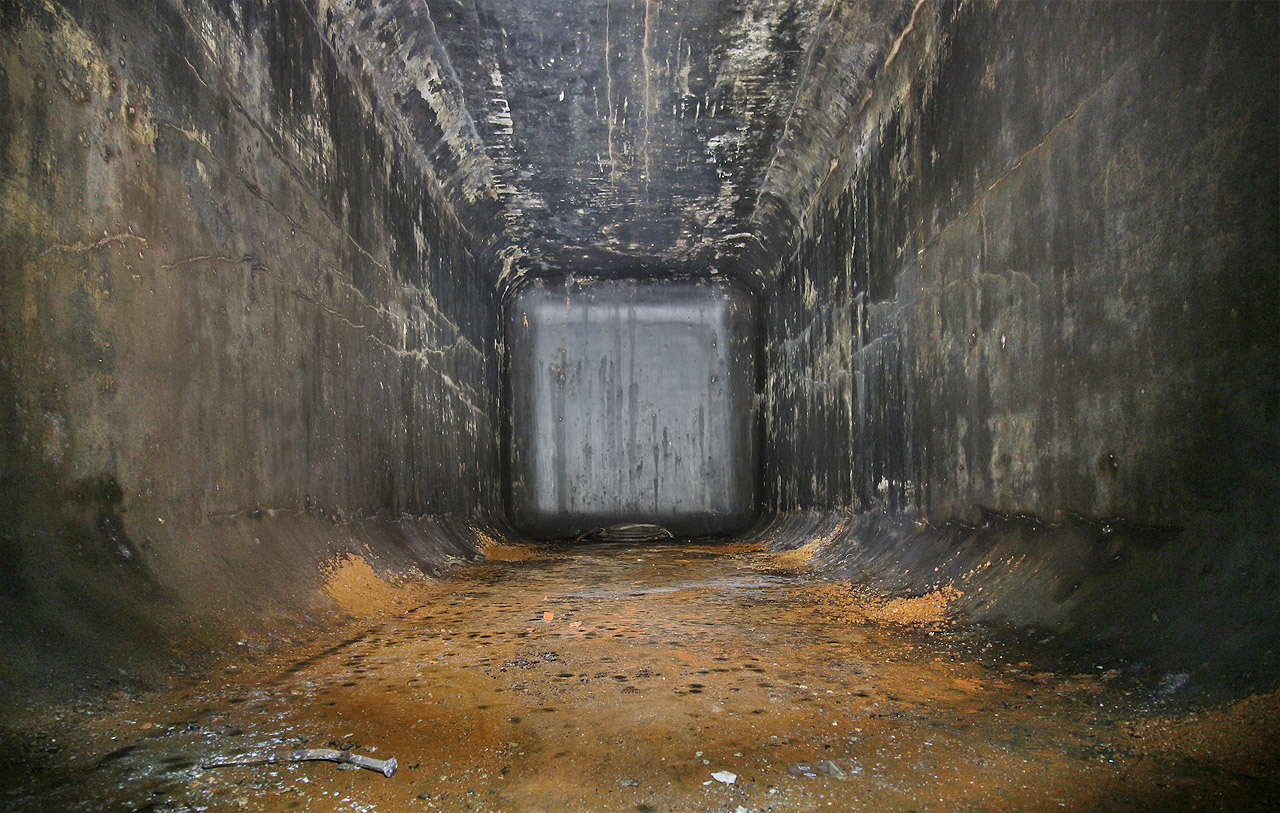 Pohled do betonové nádrže natřené zevnitř dehtovým nátěrem s drceným sklem. Porovnejte s téměř totožnými tanky pod zaniklým pivovarem Moravia v Brně.