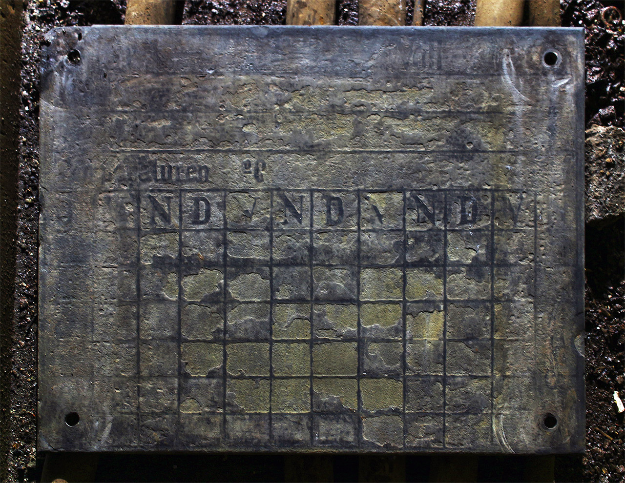 Původní tabulka pro zapisování teploty piva v tanku je vyrobená z pravé břidlice.