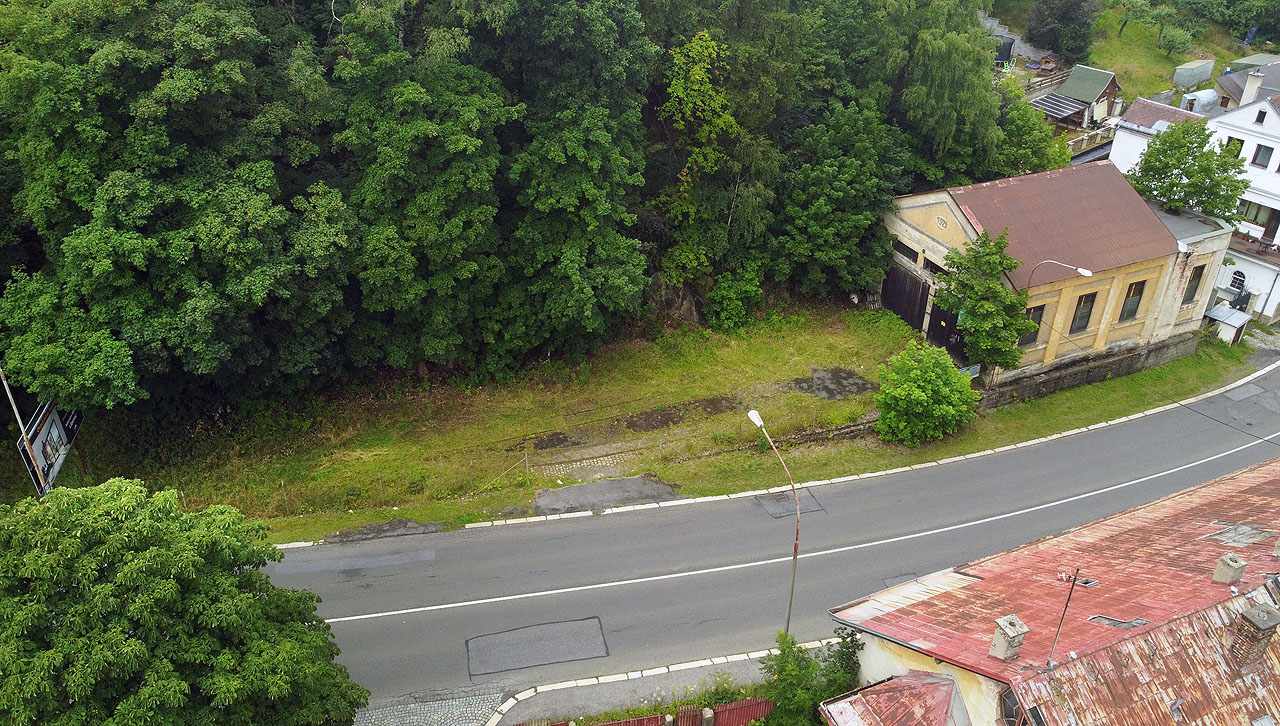 Pohled přes silnici na remízu nákladních úzkorozchodných tramvajových vozů. Ačkoliv je na budově vročení 1929, uskutečňovala se přeprava piva tramvají zřejmě už o několik let dříve (bez remízy). Ubohé dvě rezivějící koleje vlečky jsou zřejmě naprosto posledním autentickým pozůstatkem 1000 mm sítě jabloneckých tramvají z roku 1900.