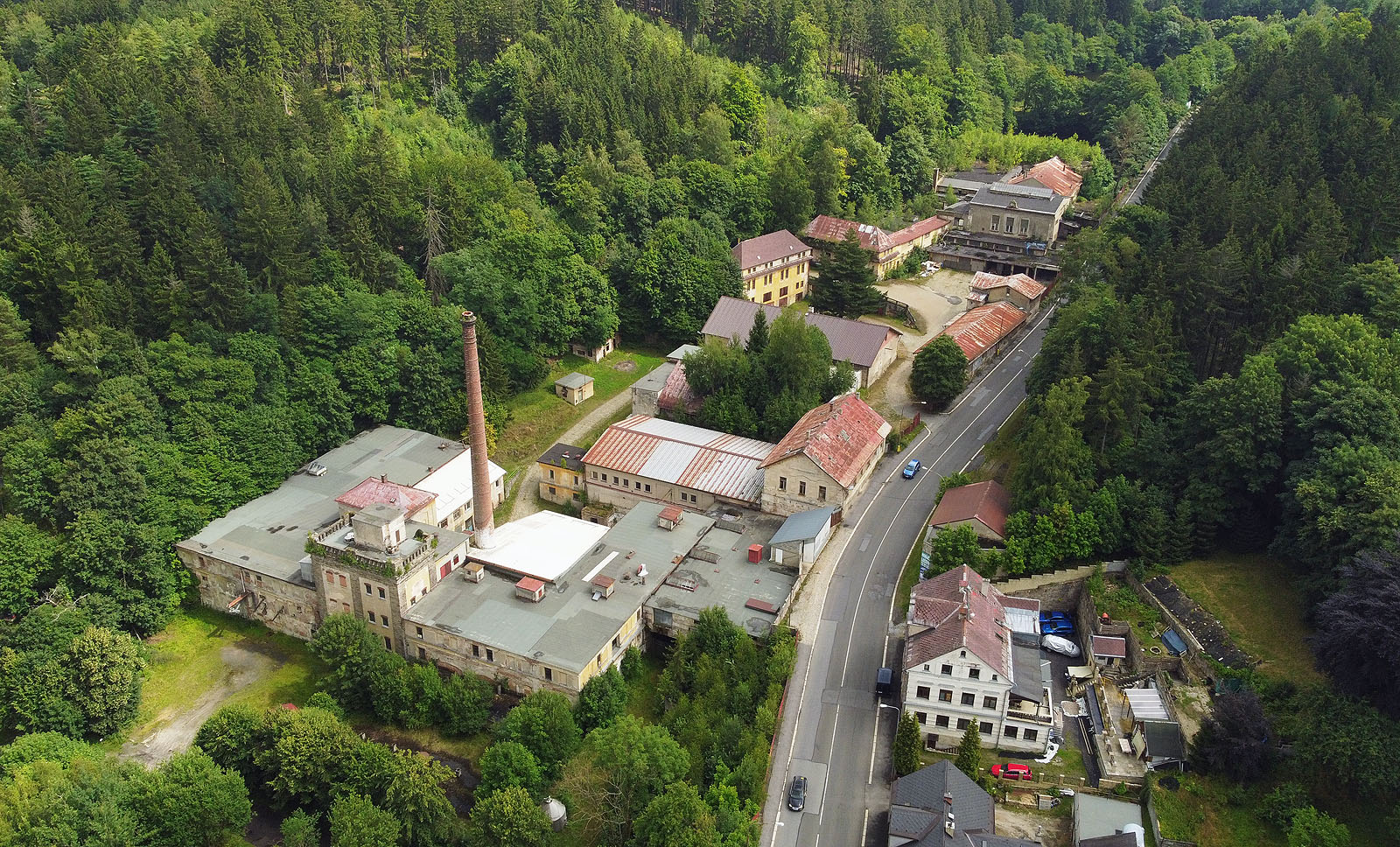 Takřka dvě století se jablonecký pivovar rozpínal vzhůru údolím od Jablonce k Vrkoslavicím. Za tu dobu změnil svůj vzhled několikrát k nepoznání.