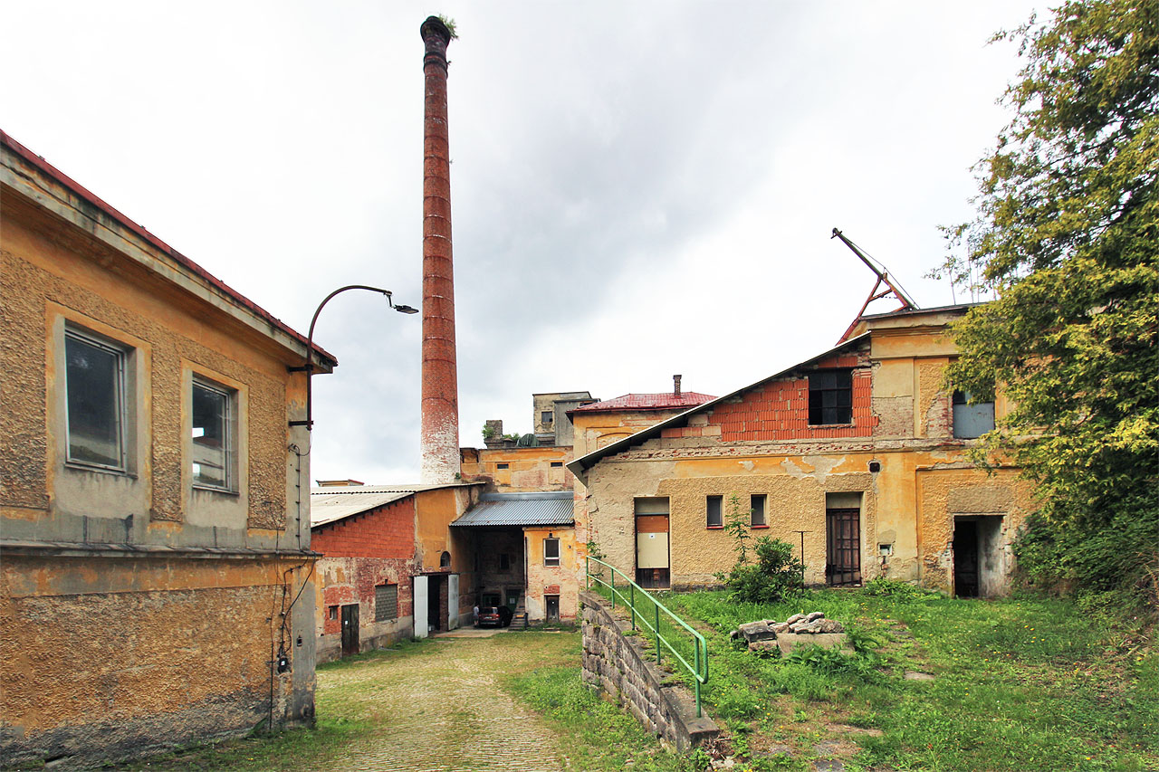 Pohled na ještě nedávno funkční sladovnu shora, z horního nádvoří pivovaru.