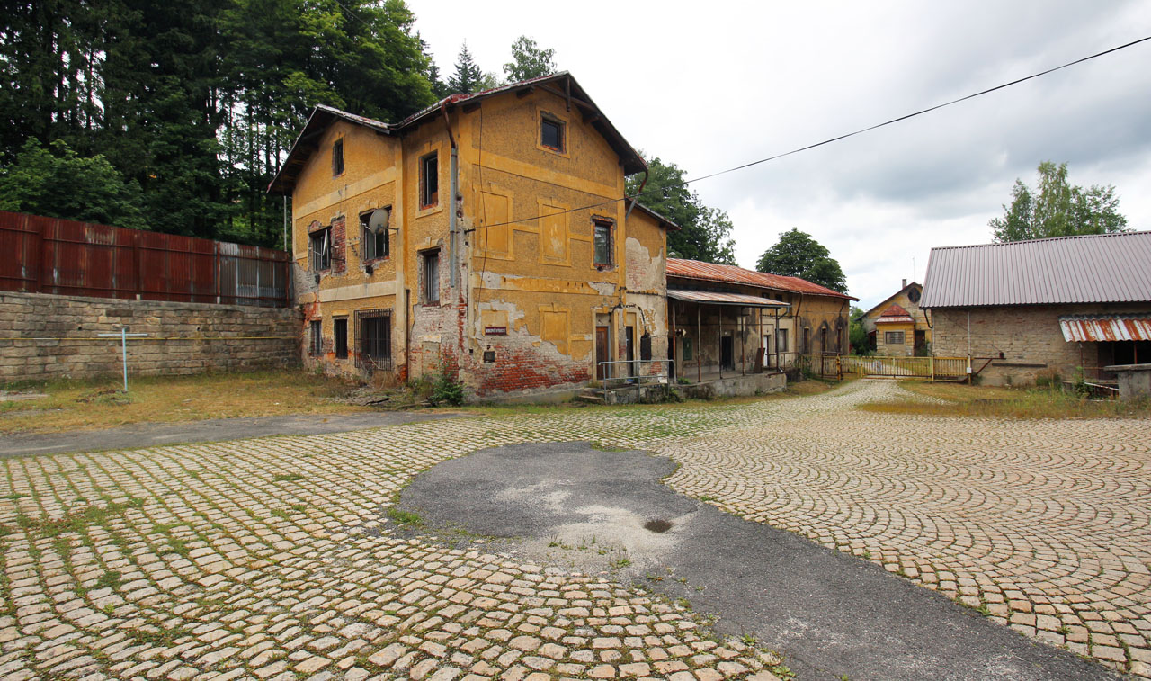 Některé zachovalejší budovy v areálu pivovaru hodlá od roku 2023 využívat k výrobě piva jablonecký minipivovar Volt.