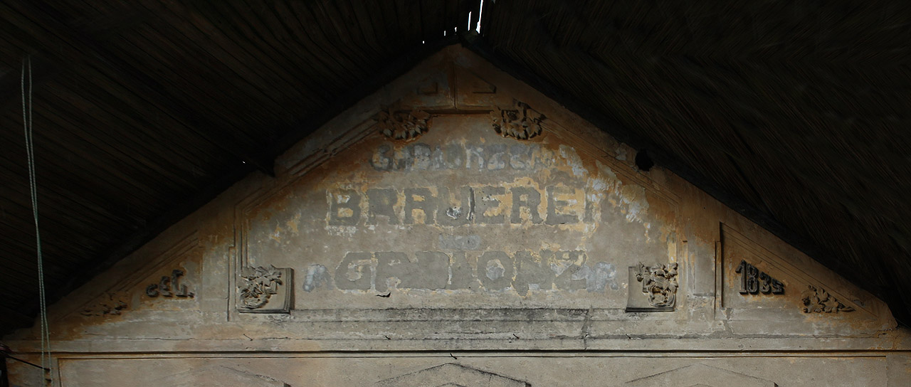 Gegründet 1835. Gablonzer Brauerei Gablonz.
Založeno 1835. Jablonecký pivovar v Jablonci.
Nepříliš nápaditá firma ve štítě jedné z budov se skví na omítce již hodně přes 100 let.