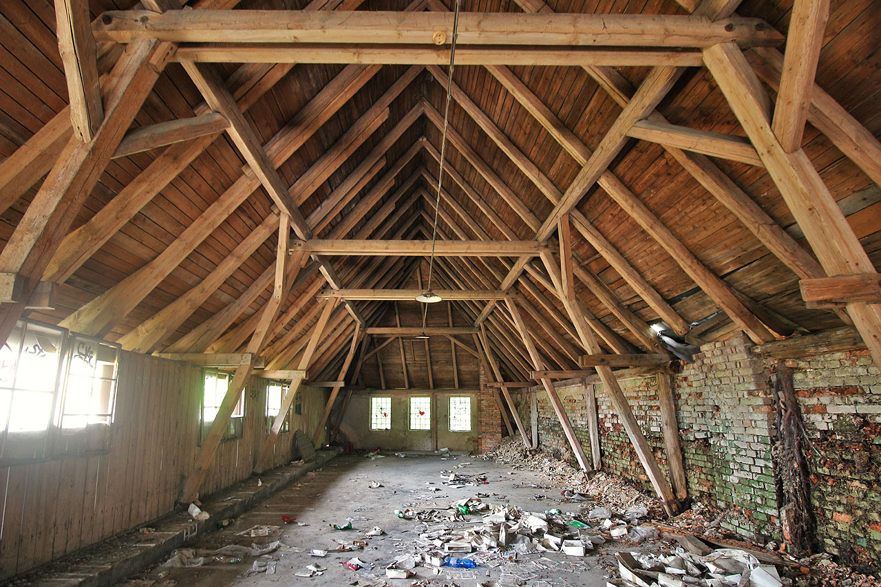 Většina krovů byla v roce 2023 ještě v dobrém stavu, nicméně místy už do budov zatéká. Oprava musí přijít teď a nebo nikdy.