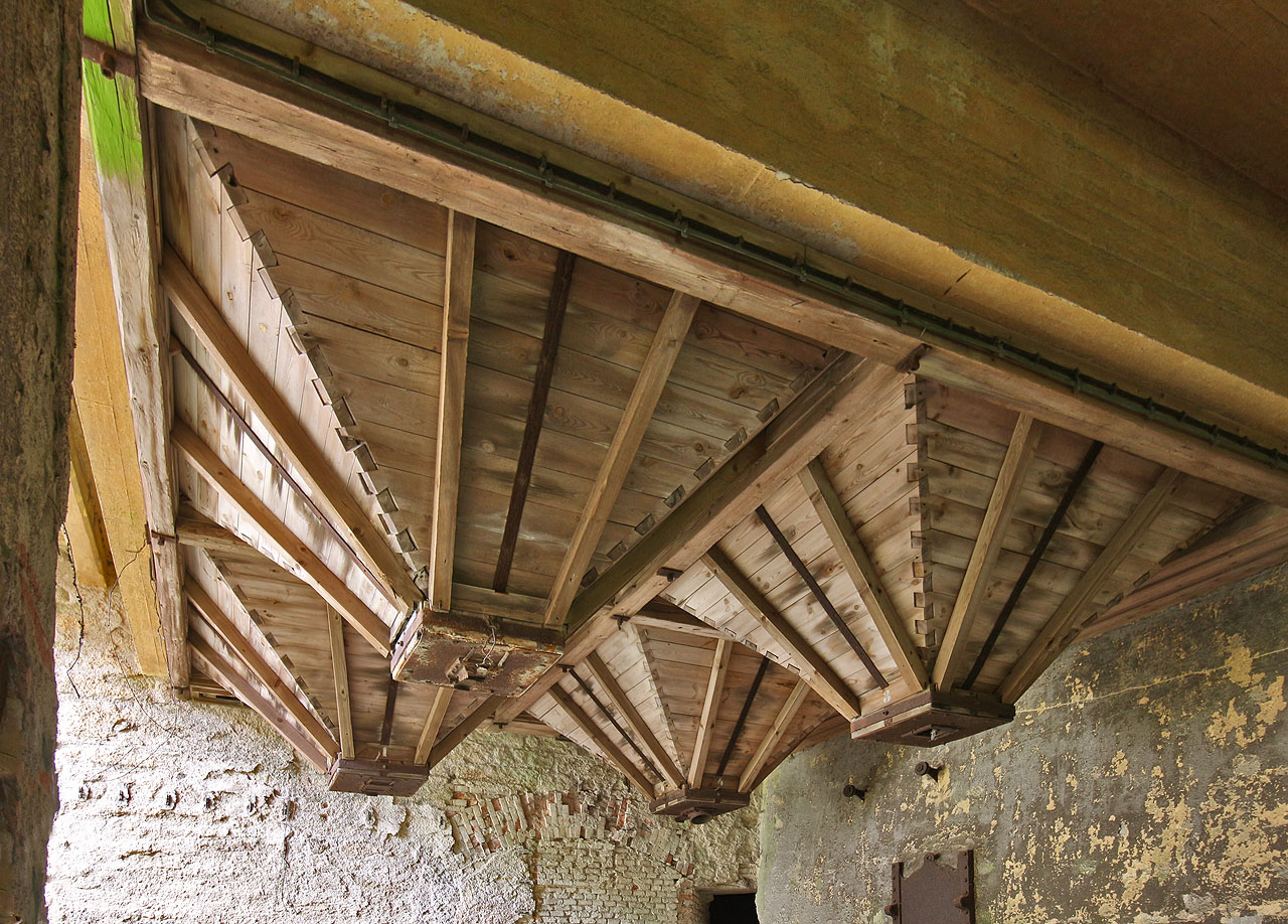 Dřevěné násypky, snad na ječmen pro výrobu sladu, umožňovaly gravitační transport suroviny přímo z vozů v Pražské ulici.