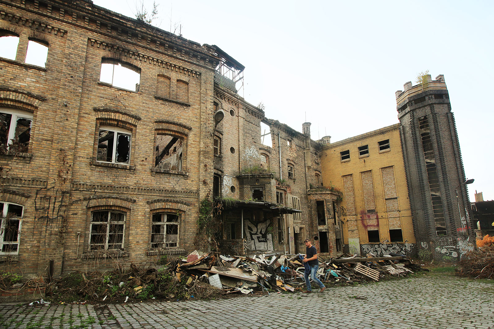 Průzkum budov je nebezpečný, avšak stále možný a zajímavý. V areálu lze strávit několik hodin, pokud ovšem shodou okolností nenarazíte na správce, který vás slušně, ale důrazně vyhodí ven.