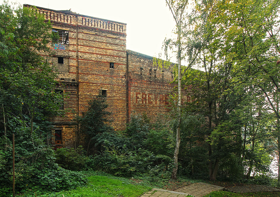 Severní strana pivovarského areálu od paneláků v ulici Unterplan je dokonale zanedbána. Vpravo je vidět nábřeží řeky Sály.