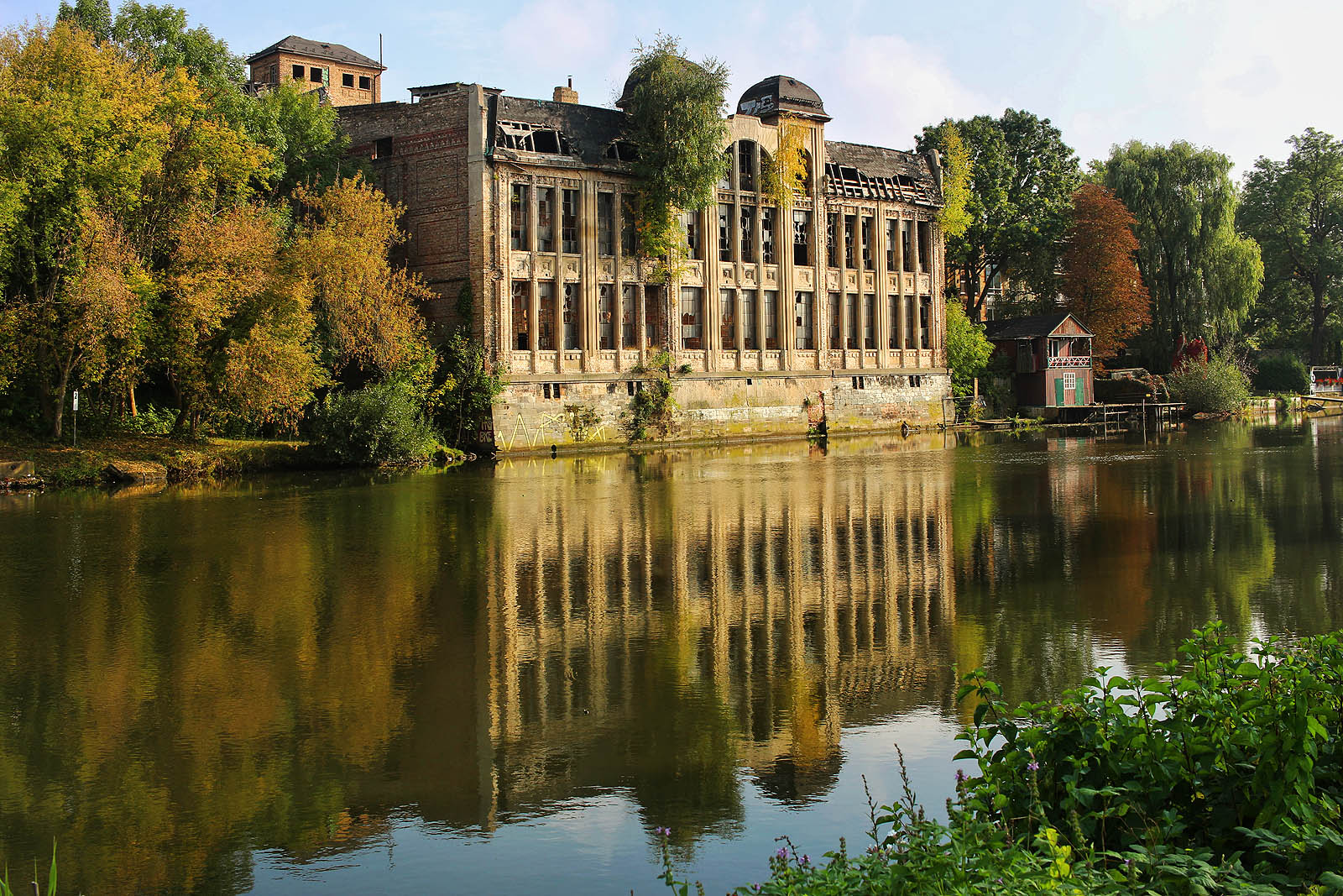 V historických pramenech se nám nepodařilo dohledat, zda byl pivovar Freybergs/Meisterbrau napojen na železniční síť. Fiotografie z druhého břehu Sály však pochází z místa, kudy vedla do 10. let 21. století spojovací vlečková dráha.