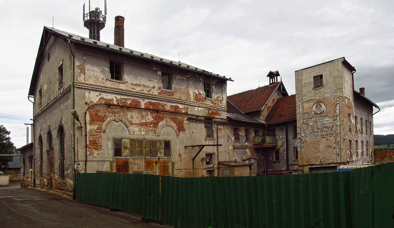 Celkový pohled na severní, tj. jedinou dochovanou část pivovaru od vjzedu do zemědělského areálu.