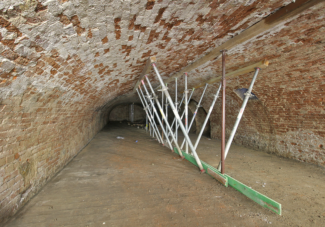 Sklepy jsou pravděpodobně výrazně mladší než původní budovy pivovaru. Lze se domnívat, že šlo o rozšíření sklepů v průběhu 2. poloviny 19. století, čemuž by odpovídal i styl poměrně ploché a široké valené klenby.