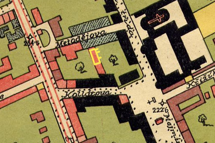 Na mapě páně Sklenářově z roku 1931 je barevně vyznačeno stáří budov. Zatímco černý klášter pochází zpřed roku 1620, fialové budovy jsou mladší, z období 1620–1782, modré budovy na Metodějově ulici z období 1782–1850 a červené budovy byly postaveny až ve 2. polovině 19. století. K nim patří i dvorní část pivovaru, pod kterou se nachází žlutě vyznačený sklep.