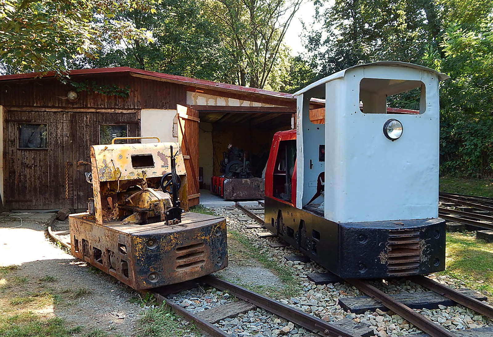 Vlevo lokomotiva č. 8 typu BN15R, která do Plzence přijela v roce 2005 ze skanzenu Solvayovy lomy. Předtím působila v cihelně v Rosicích u Chrasti. Vpravo lokomotiva č. 2 (Rozárka) typu BN30.