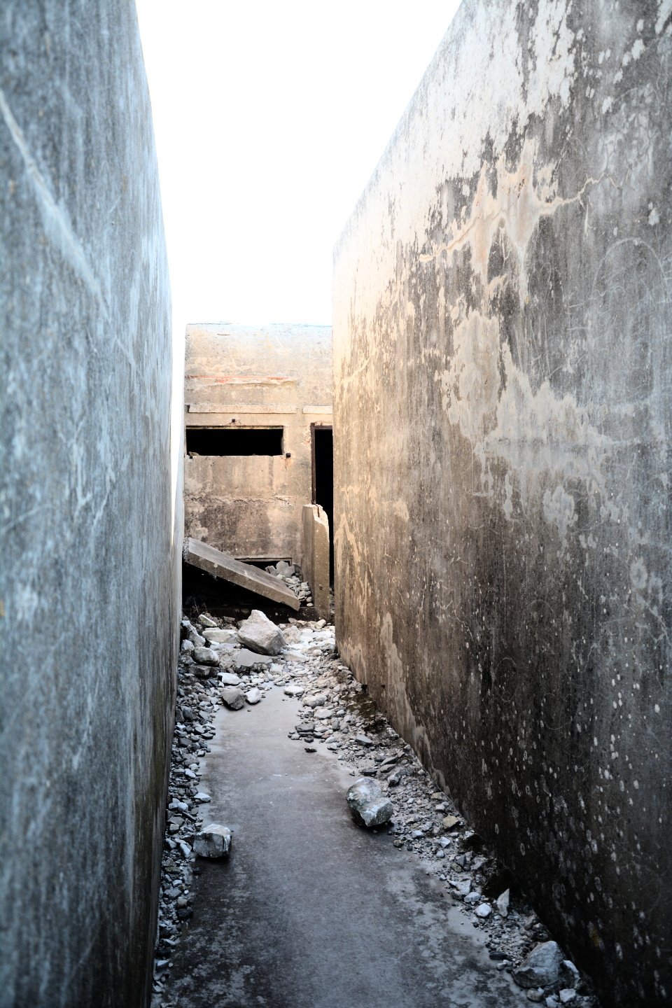 Pohybovat se ve strohých betonových uličkách a čekat, kdy z jihu přijde útok…