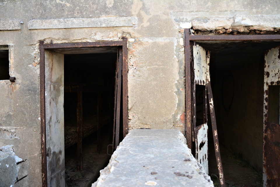 Ani místnůstky s palandami nepůsobí příliš přívětivě, jedna pozitivní věc se na nich ovšem najít dá – jsou opuštěné, což unačí, že už jich není potřeba.
