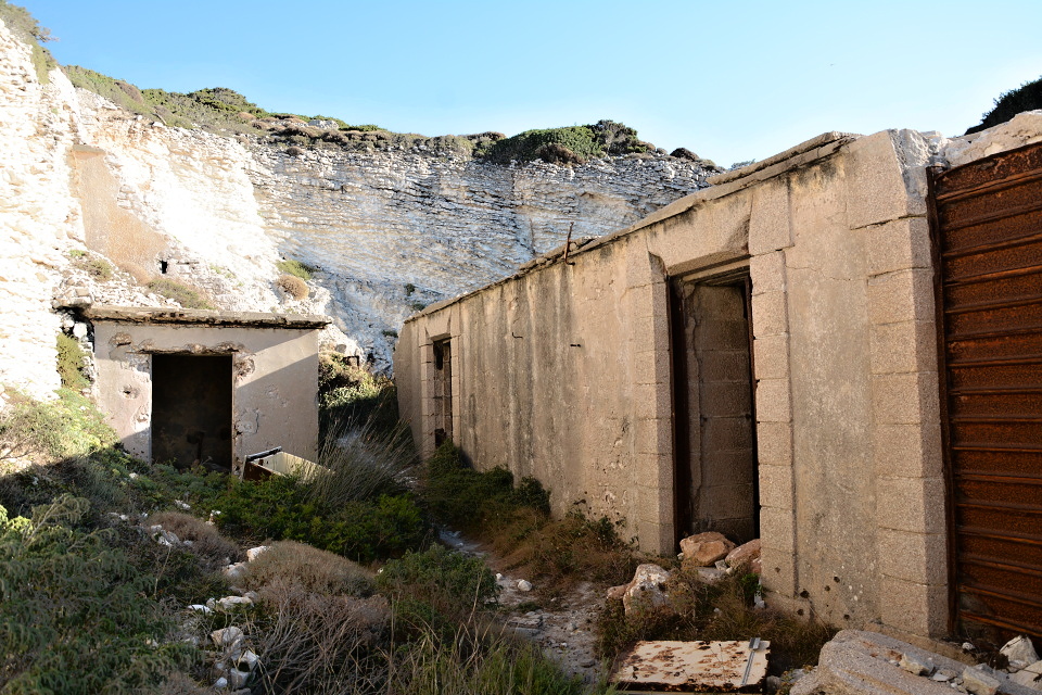 Betonová hala už tak přívětivě nevypadá, podvědomě očekáváme strohé vojenské prostředí a rachotící zbraně…