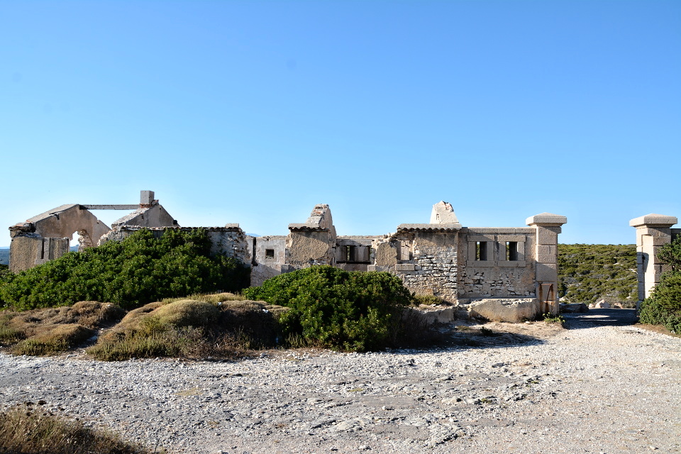 Ale stačí se k betonové budově otočit zády a jsme zpět v prosluněné pohádce.