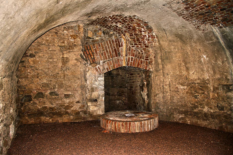 Naproti vstupu u zazděného výklenku vedoucího pod hotel Slavia je kruhová stavba připomínající studnu. Při bližším průzkumu však zjišťujeme, že jde o kanalizační objekt, kde se spojuje několik stokových potrubí.