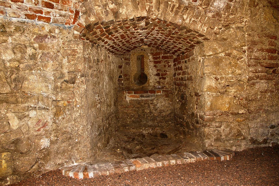 Přestože na povrchu proběhly během staletí četné přestavby a hradby byly prakticky v celé své délce sbourány, lze pořád najít jejich zachovalé části. Stačí znát ten správný otvor a můžeme nakouknout do historie, ukryté několik mtrů pod zemí tam, kde terén v průběhu staletí vystoupal nahoru.