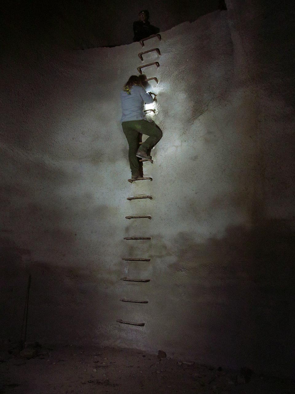 Nádrž není ohraničená zábradlím a potmě není těžké do ní spadnout. Za světla pomůžou k sestupu stupně. Nádrž není ohraničená zábradlím a potmě není těžké do ní spadnout. Za světla pomůžou k sestupu stupně.