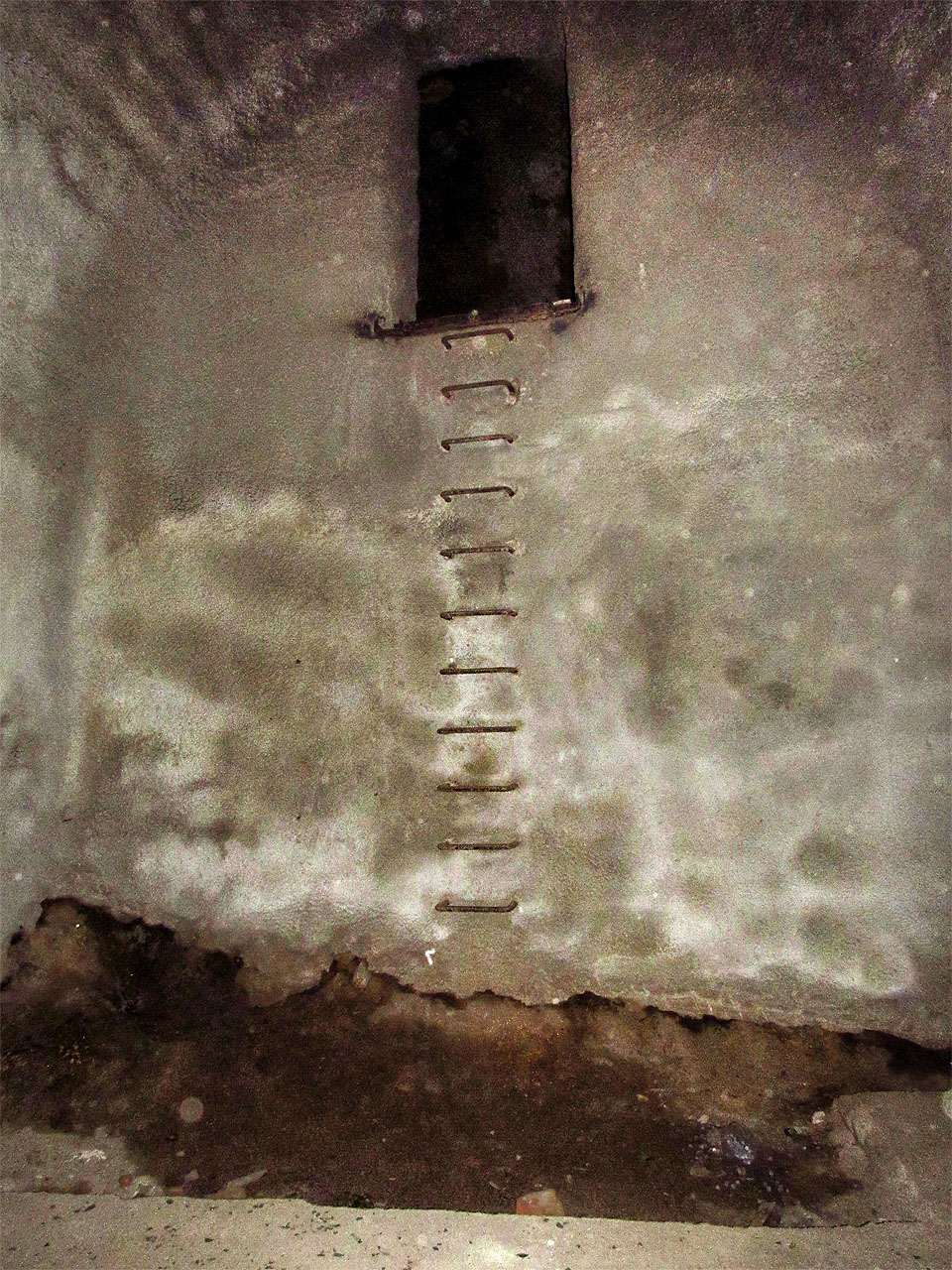 Původním účelem hranolové jámy bylo pravděpodobně skladování ledu. Odvodňovací chodba vedoucí z jejího dna je však zazděná. Původním účelem hranolové jámy bylo pravděpodobně skladování ledu. Odvodňovací chodba vedoucí z jejího dna je však zazděná.