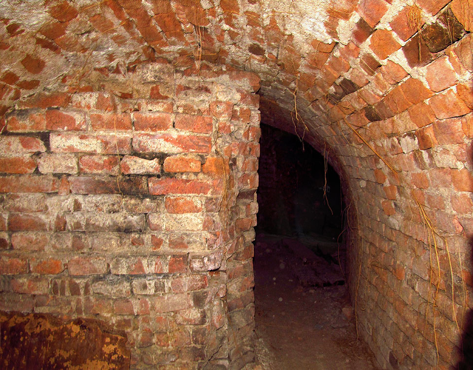 Nezbývá než na protější straně z nádrže vylézt nahoru a pokračovat oklikou. Nezbývá než na protější straně z nádrže vylézt nahoru a pokračovat oklikou.