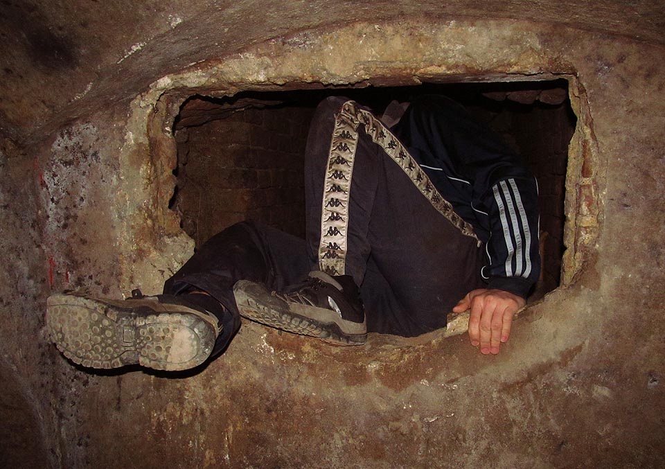 Občas jsou sklepy sousedících domů propojené stísněnými průlezy. Občas jsou sklepy sousedících domů propojené stísněnými průlezy.