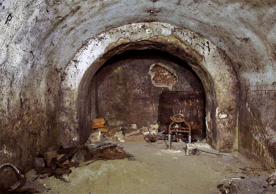 Masivní pasy podpírají valené klenby konzervárenského podzemí. Masivní pasy podpírají valené klenby konzervárenského podzemí.