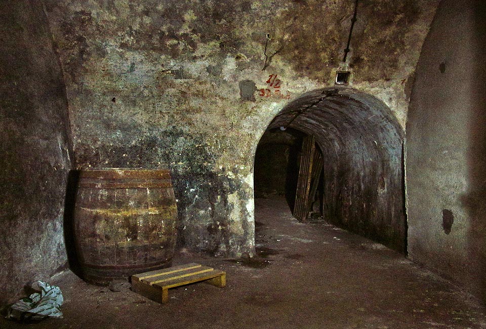 Do nejodlehlejší části podzemí mnoho lidí nedojde. Věci jsou zde proto v takovém stavu, v jakém je zanechali odcházející dělníci. Do nejodlehlejší části podzemí mnoho lidí nedojde. Věci jsou zde proto v takovém stavu, v jakém je zanechali odcházející dělníci.