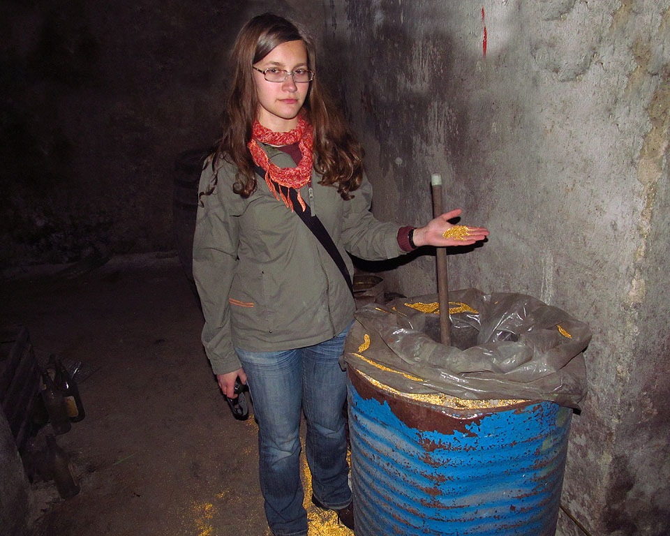 Sud není plný zlata, ale pouze obyčejné kalafuny. Sud není plný zlata, ale pouze obyčejné kalafuny.