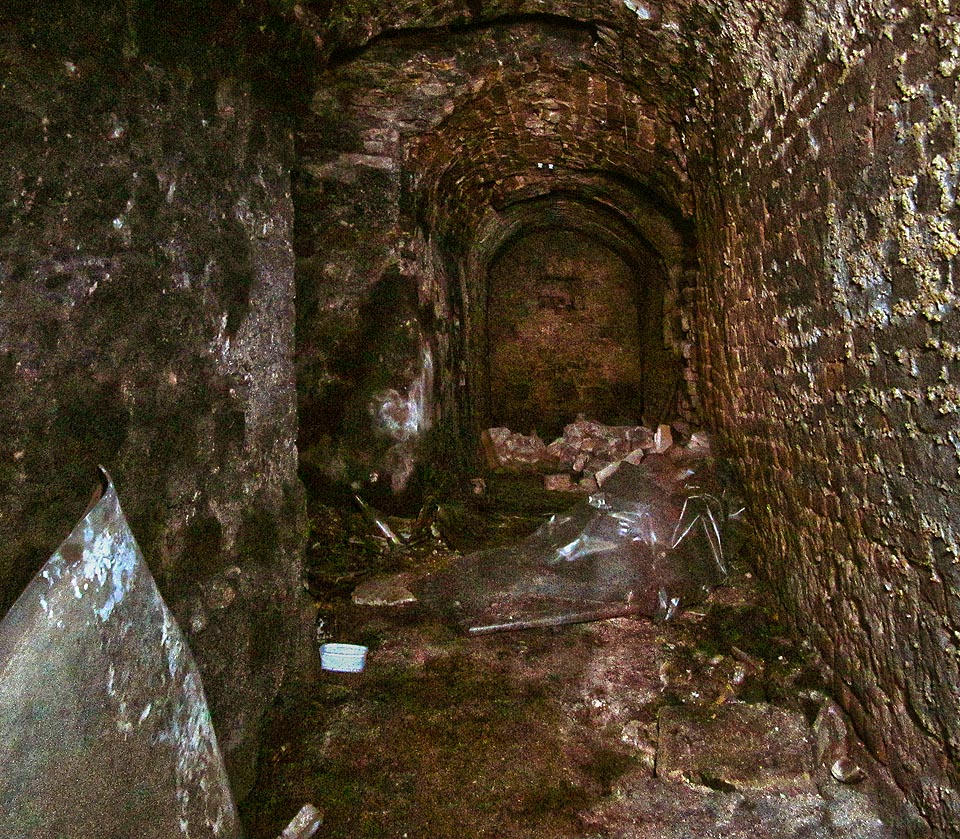 Nejvzdálenější chodby se na skladování zdají být úzké. Klikatí se a mizí kdesi v masivu pod Špilberkem… Nejvzdálenější chodby se na skladování zdají být úzké. Klikatí se a mizí kdesi v masivu pod Špilberkem…