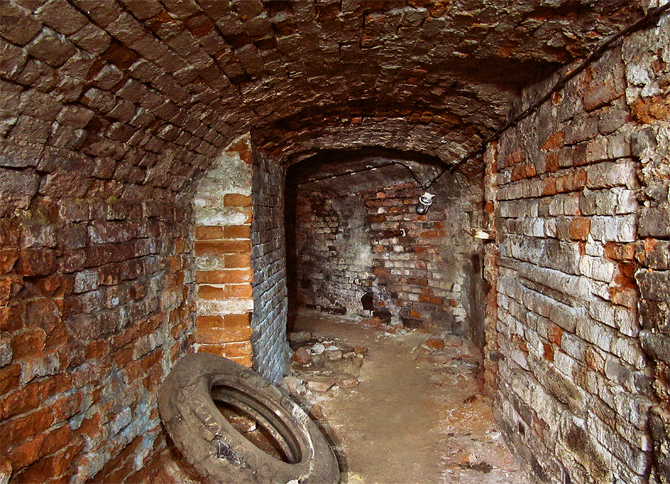 Na druhou stranu chodby vybíhají až do dvorů domů na Pekařské ulici. Některé štoly vedou až na povrch. Na druhou stranu chodby vybíhají až do dvorů domů na Pekařské ulici. Některé štoly vedou až na povrch.