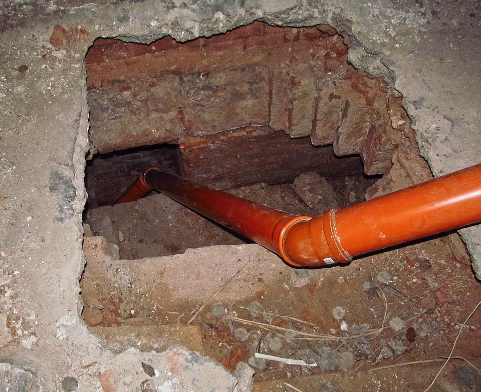 Celý blok staveb pod Pellicovou ulicí je tajemný a ukrývá několik pater různě starých štol. Roura na fotografii odvádí vodu z podzemního pramene skrz kaskádu prolomených sklepů kamsi hluboko pod zem do neznáma. Pár metrů se nám ji podařilo sledovat do hloubky než zmizela v uzoučkých neprůchodných chodbách. Celý blok staveb pod Pellicovou ulicí je tajemný a ukrývá několik pater různě starých štol. Roura na fotografii odvádí vodu z podzemního pramene skrz kaskádu prolomených sklepů kamsi hluboko pod zem do neznáma. Pár metrů se nám ji podařilo sledovat do hloubky než zmizela v uzoučkých neprůchodných chodbách.