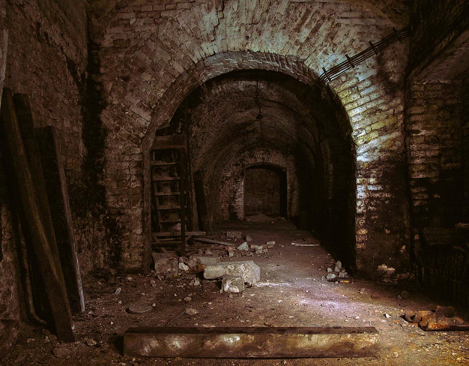 Sklepy jsou již dlouhé roky neudržované a na jejich stavu je to znát. Sklepy jsou již dlouhé roky neudržované a na jejich stavu je to znát.