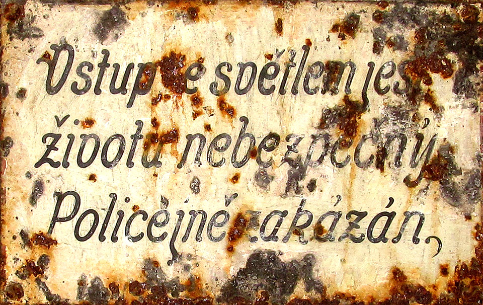 Vstup se světlem jest životu nebezpečný. Policejně zakázán. Vstup se světlem jest životu nebezpečný. Policejně zakázán.