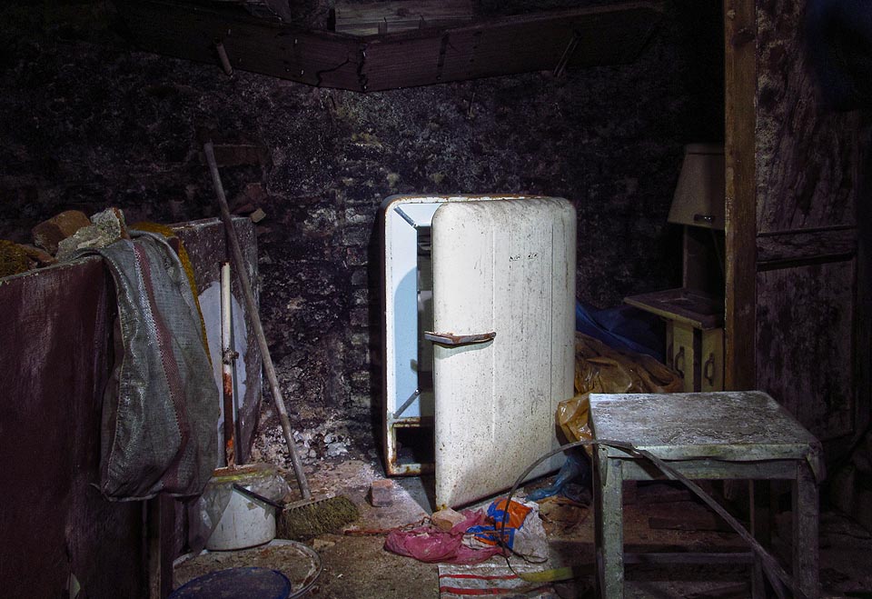 Pootevřená lednička starého střihu jako by zvala na lahodné občerstvení. Pootevřená lednička starého střihu jako by zvala na lahodné občerstvení.