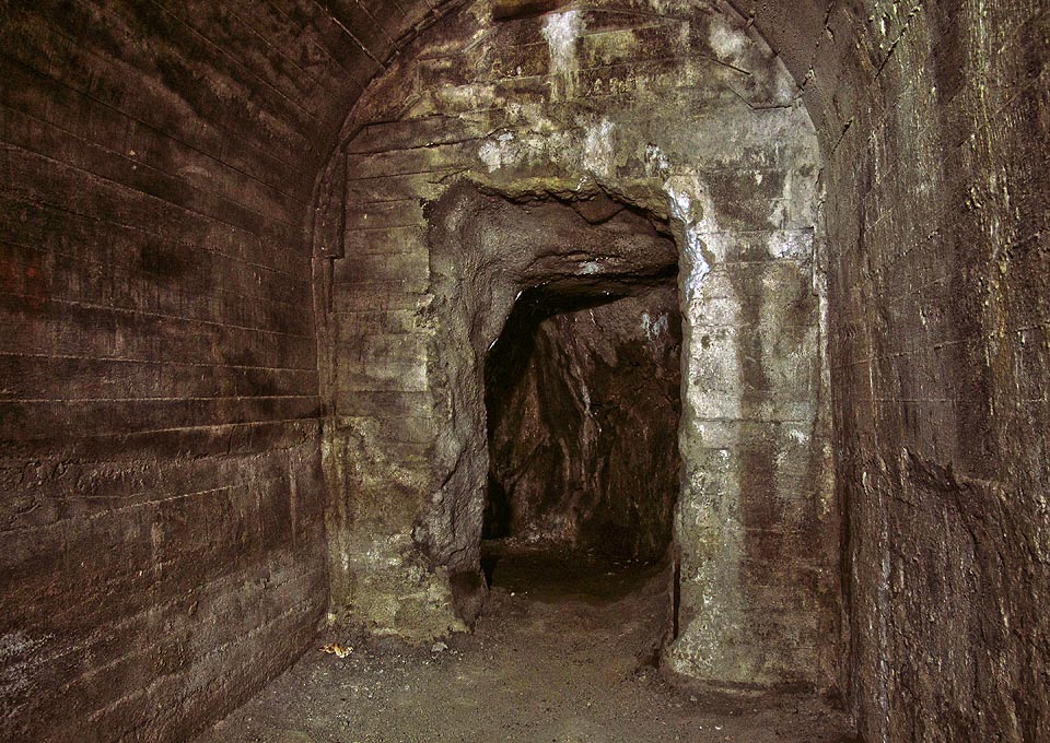 S rostoucí hloubkou se vyzděné sklepy mění na chodby vylámané ve skále, částečně později vybetonované. S rostoucí hloubkou se vyzděné sklepy mění na chodby vylámané ve skále, částečně později vybetonované.