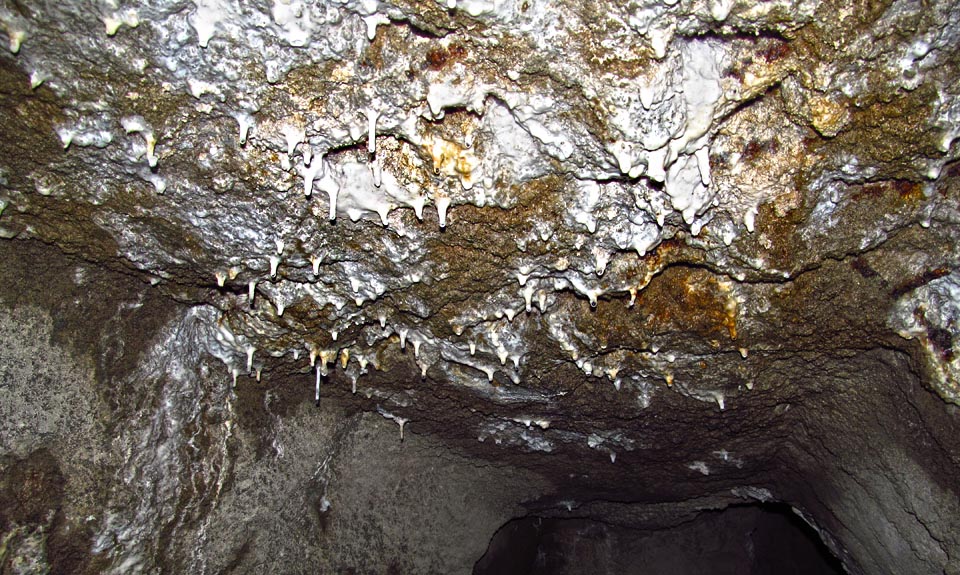 V krápníkovém sále prosakující vody vyplavují z betonové vrstvy bílý sintr. V krápníkovém sále prosakující vody vyplavují z betonové vrstvy bílý sintr.