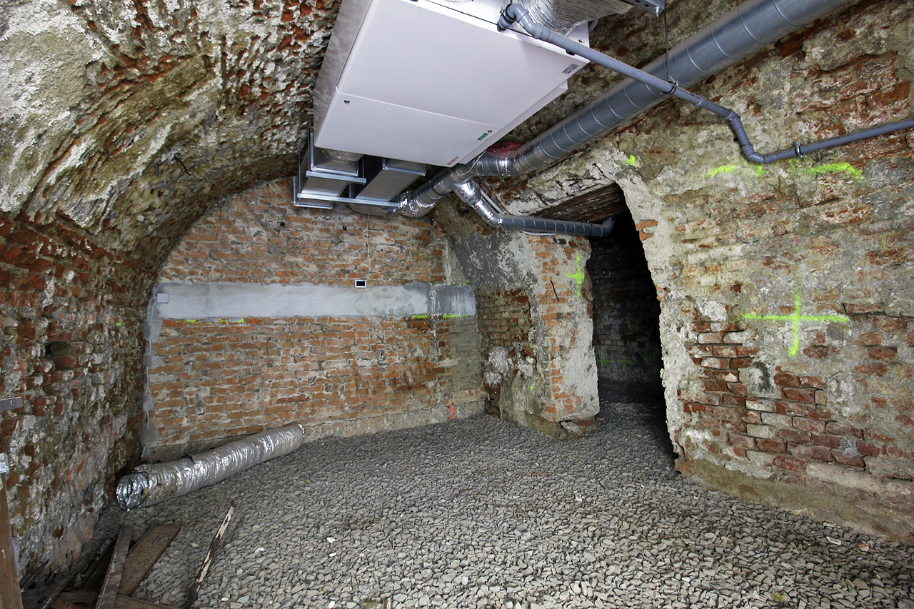 Sklepy pod severním křídlem výpravní budovy tvoří spletitý labyrint průchodů a chodeb. Schodiště, které sem shora z restaurace původně vedlo, bylo v roce 2025 zazděno.