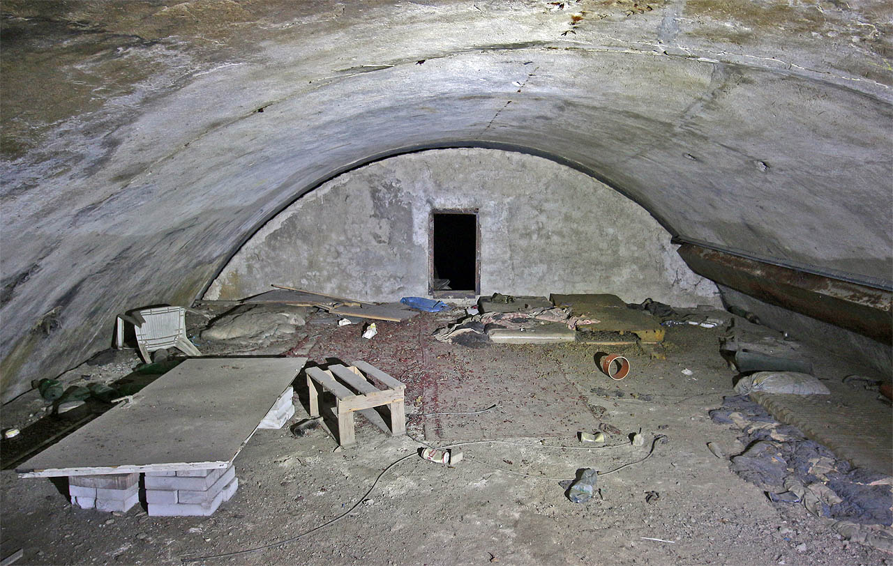 Podstatně delší je tunel na východní straně, který směřuje šikmo k severovýchodu až do místa zalomení opěrné zdi pod kolejištěm. Tam vycházel na světlo u Offermannovy fabriky, později Tesca. Dnes je vstup do tunelu znemožněn přivvařenými ocelovými pláty, okolo roku 2010 však sloužil jako teplá a suchá skrýš pro lidi v krajní nouzi. A taky pro spoustu potkanů, kteří se tu hemží dodnes. Tunel je naprosto opuštěný a zapomenutý obyvateli města, železničními inženýry a snad i samotným Bohem. Nikdo sem nevkročil přes deset let.