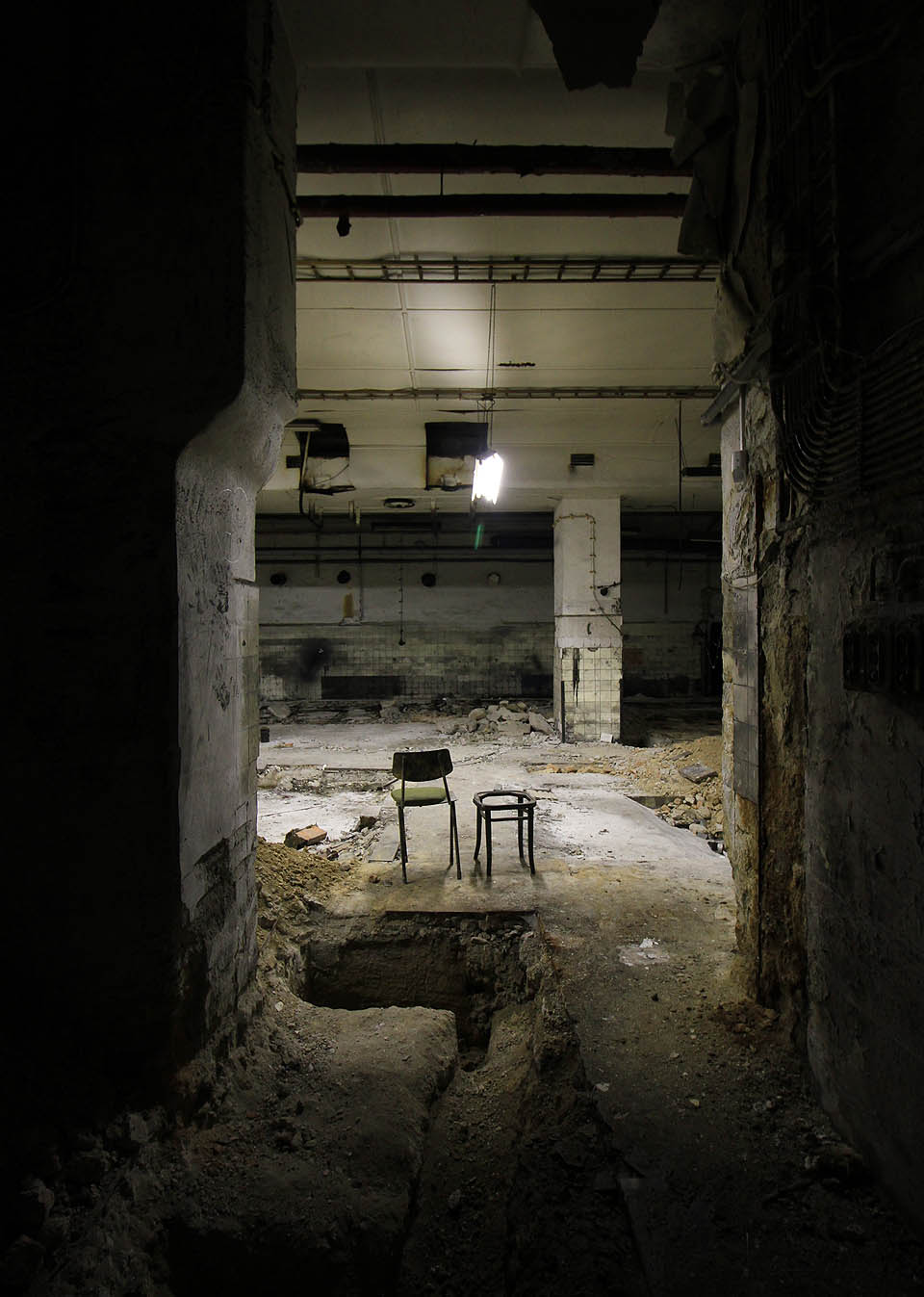 Opouštíme hlavní sál a vydáváme se severním směrem. Kromě protijaderného krytu se tu ukrývají ještě další zajímavá místa.