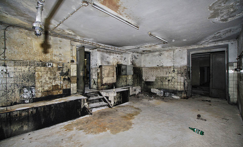 Vracíme se na jižní stranu labyrintu. Z hlavního sálu se sem sestupuje po několika schodech. Tiskařská čerň pokryla skoro všechno.